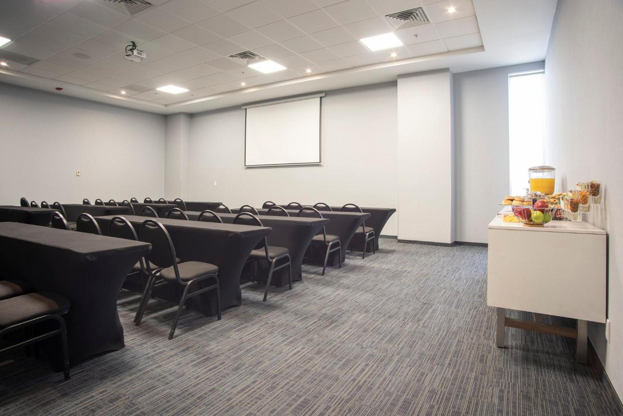 Holiday Inn Express Guadalajara Iteso By Ihg Zapopan Dış mekan fotoğraf